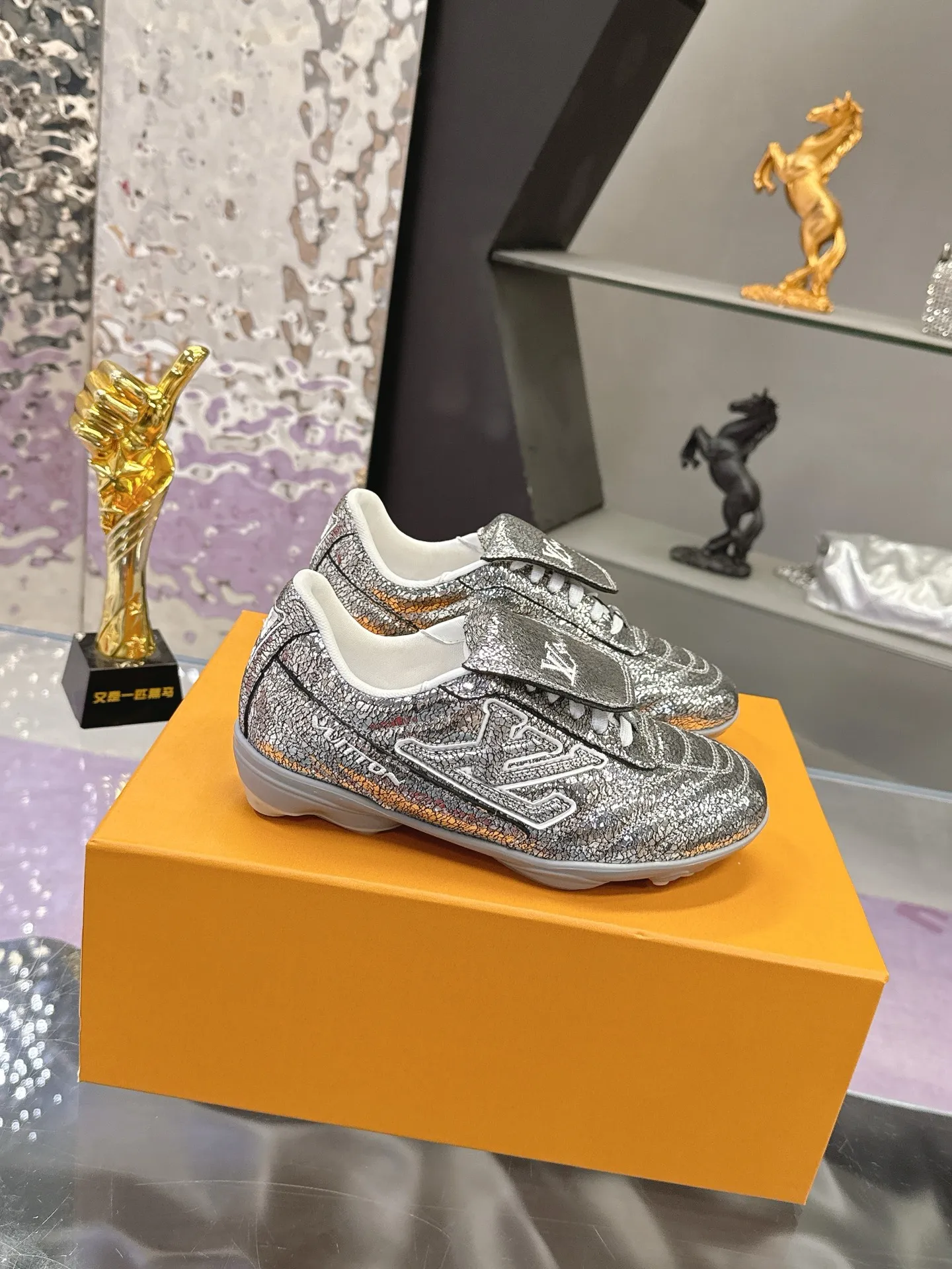 Men's shoes: 720💰 LV Louis Vuitton's latest Foot men's shoes💰print series Couple's football sneakers Original purchase, development and production This Foot men's shoes💰print Soccer sneakers are men's shoes💰pharrell Williams' first sneakers inspired by football shoes. The shoe is inspired by football that spans generations and cultures. The shoe is known for its sleek design, with the dynamic IV Initials logo on the side, the tongue embellished with the Lvers United badge inspired by the football team, and the sole pattern rubber sole decorated with multiple Louis Vuitton logos. Exquisite packaging at the delivery counter🛍📦 ▪️Material: Original imported top-layer cracked cowhide ▪️Inner: Original custom-made soft sheepskin lining ▪️Sole: original molded two-color T men's shoes 💰pU combination sole ▪️Sole thickness: 3.5CM ▪️Size: women's 35-41 / men's 39-45